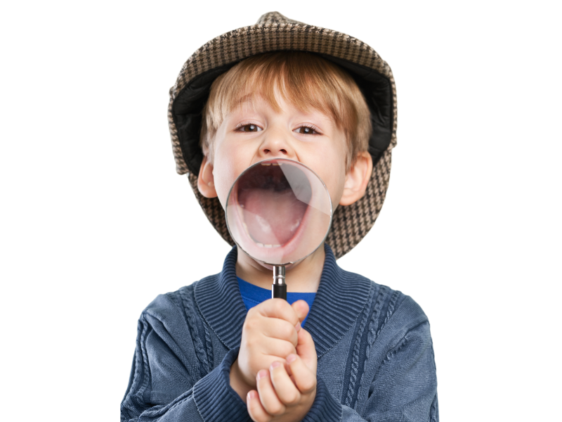 Bambino con lente d'ingrandimento rivela una prospettiva ingrandita della sua bocca nel contesto dell'articolo sui batteri orali